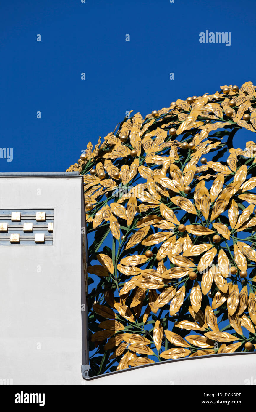 Detail der Goldfiligran Kuppel der Sezession Gebäude in Wien. Stockfoto