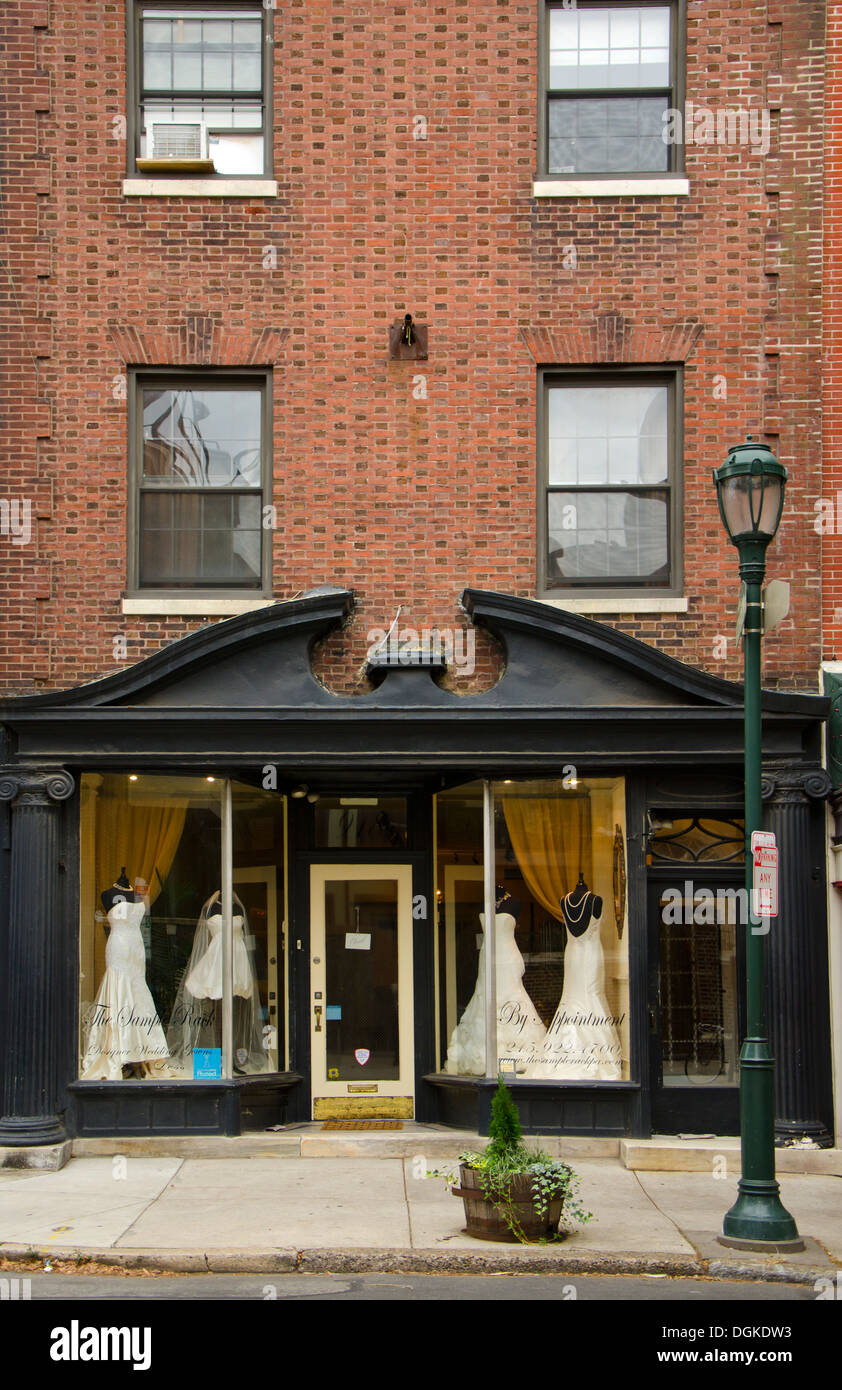 Brownstone Gebäude. Brautkleider im Rack Musterladen in Philadelphia. Pennsylvania. Vereinigte Staaten von Amerika, USA. Stockfoto
