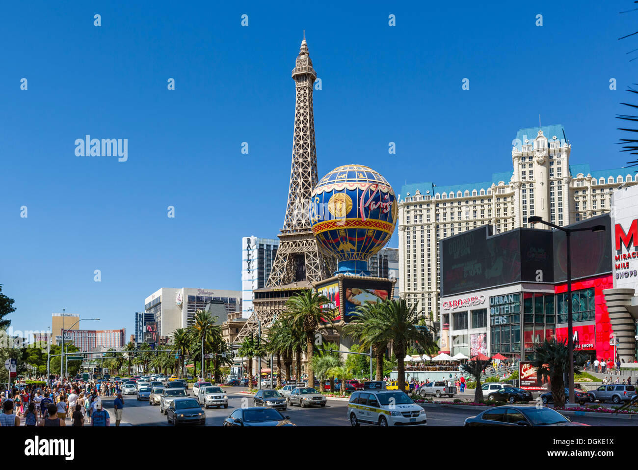 Las Vegas Boulevard South (The Strip) mit Blick auf Paris Las Vegas Hotel and Casino, Las Vegas, Nevada, USA Stockfoto