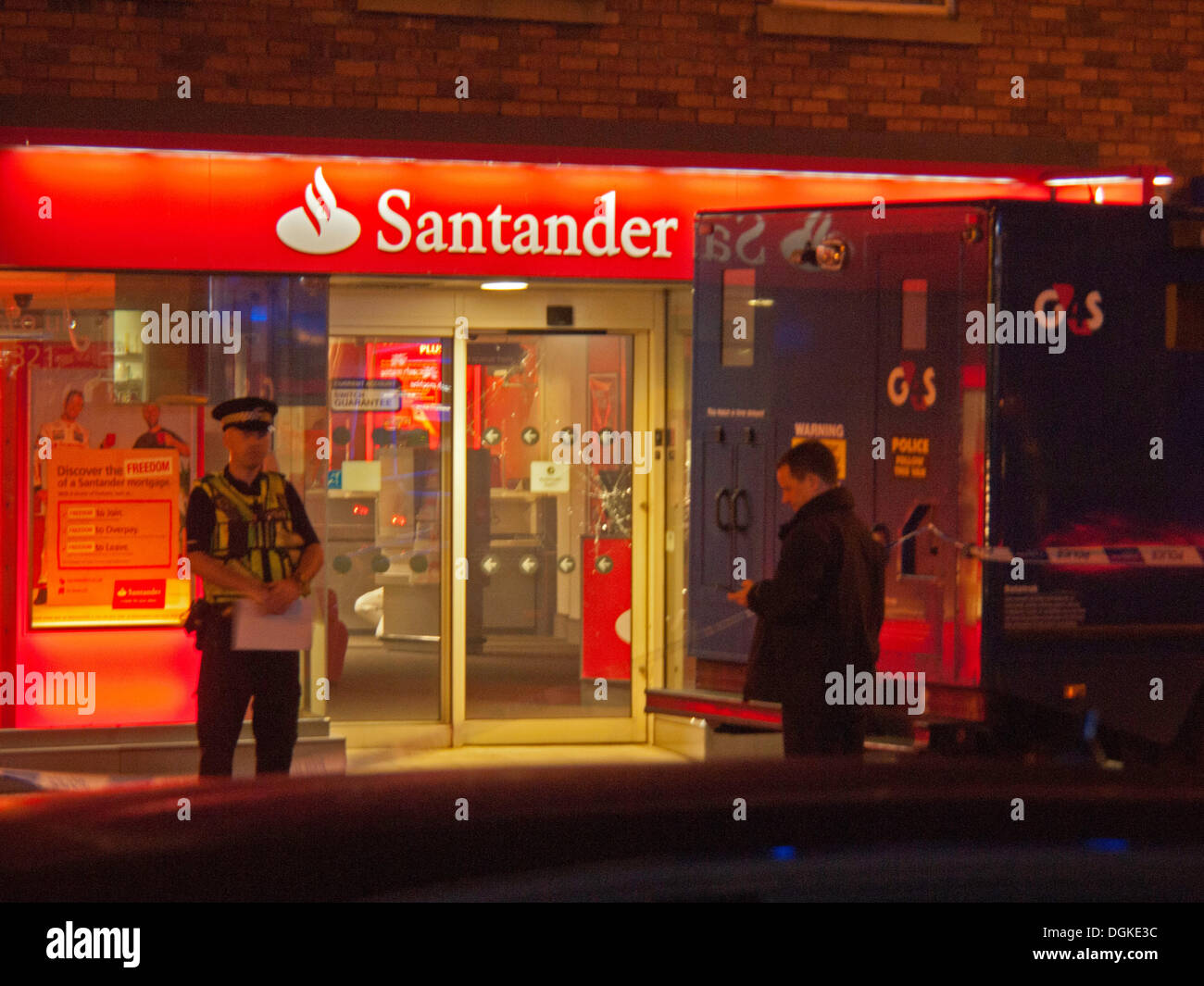 Leyland, Lancashire, UK. 22. Oktober 2013. Polizei- und G4S van außen Santander Bank auf Hough Lane, Leyland heute Abend. Bildnachweis: Sue Burton/Alamy Live-Nachrichten Stockfoto