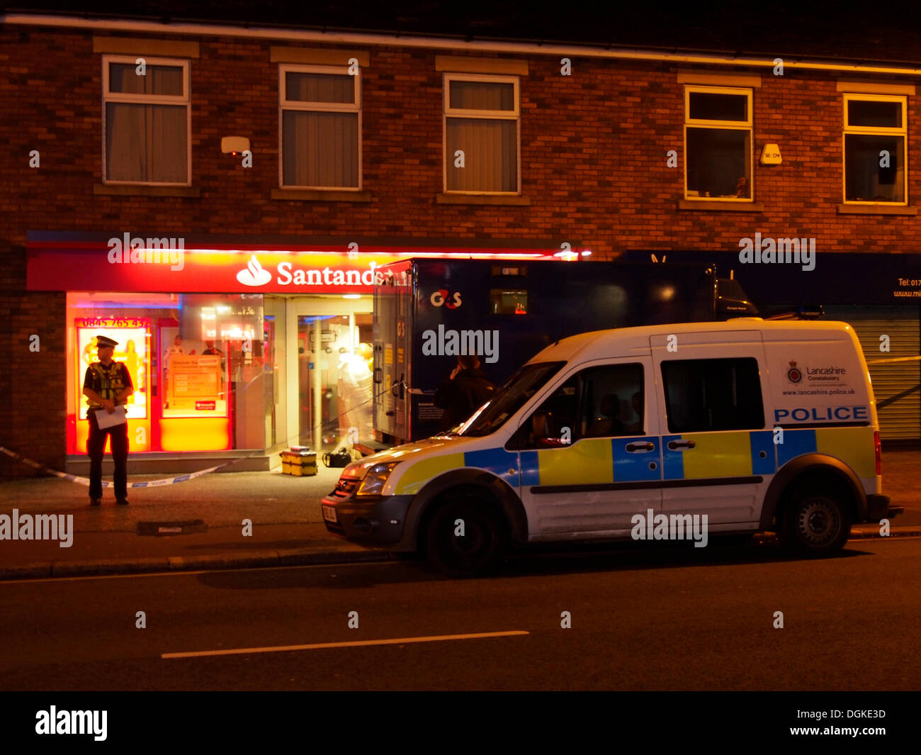 Leyland, Lancashire, UK. 22. Oktober 2013. Polizei- und G4S van außen Santander Bank auf Hough Lane, Leyland heute Abend. Bildnachweis: Sue Burton/Alamy Live-Nachrichten Stockfoto