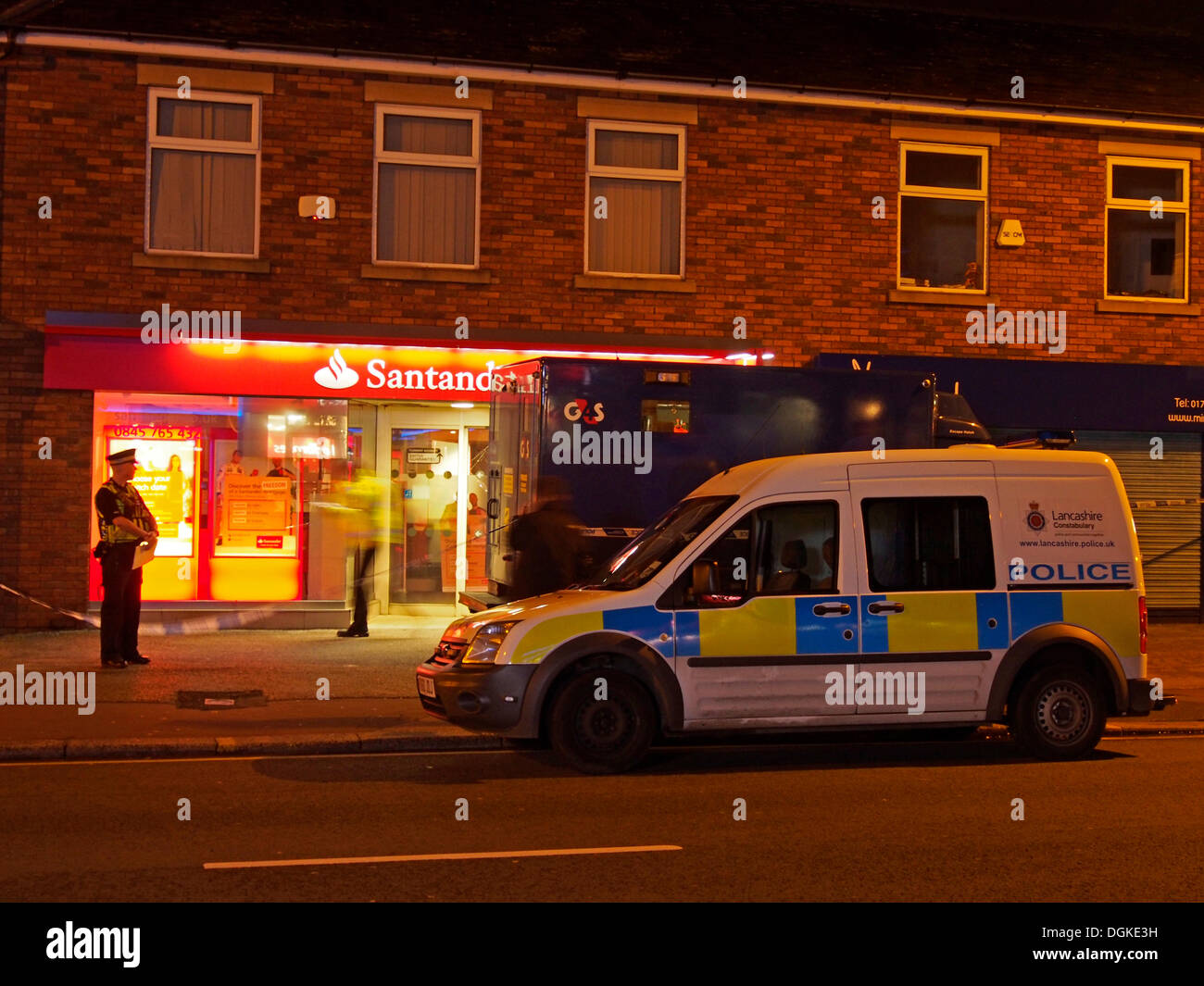 Leyland, Lancashire, UK. 22. Oktober 2013. Polizei- und G4S van außen Santander Bank auf Hough Lane, Leyland heute Abend. Bildnachweis: Sue Burton/Alamy Live-Nachrichten Stockfoto