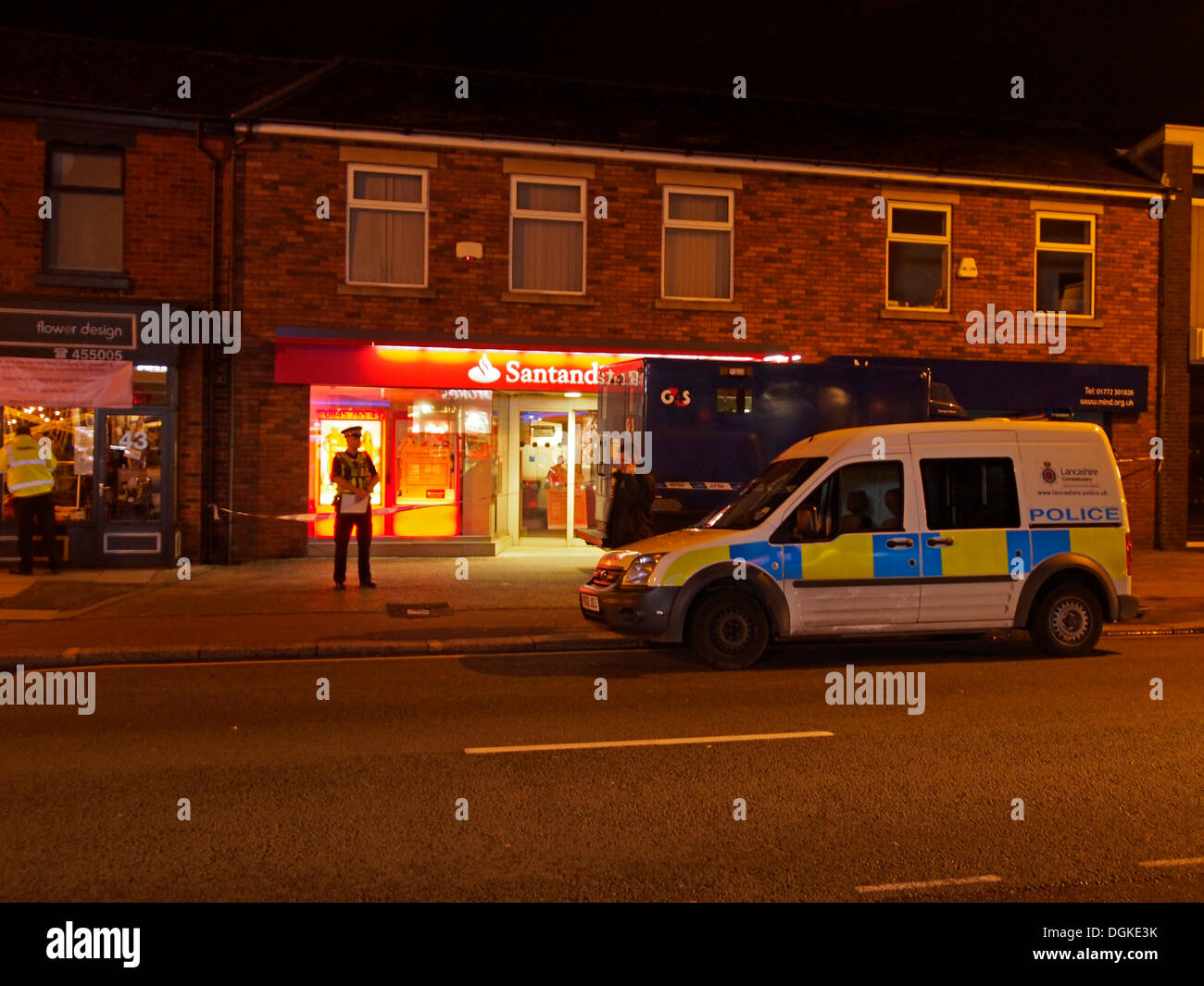 Leyland, Lancashire, UK. 22. Oktober 2013. Polizei- und G4S van außen Santander Bank auf Hough Lane, Leyland heute Abend. Bildnachweis: Sue Burton/Alamy Live-Nachrichten Stockfoto