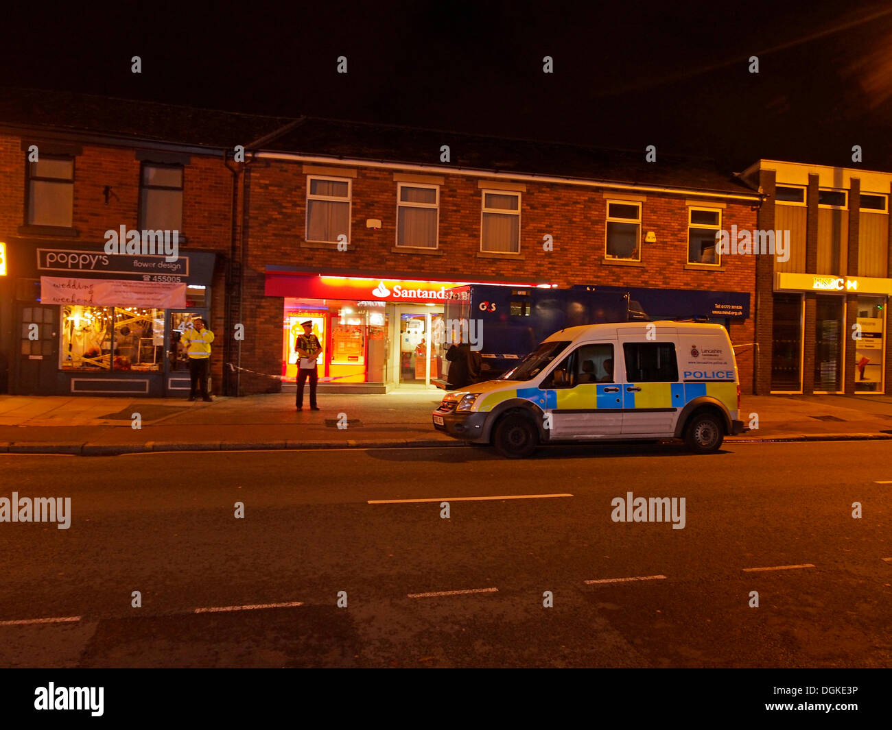 Leyland, Lancashire, UK. 22. Oktober 2013. Polizei- und G4S van außen Santander Bank auf Hough Lane, Leyland heute Abend. Bildnachweis: Sue Burton/Alamy Live-Nachrichten Stockfoto