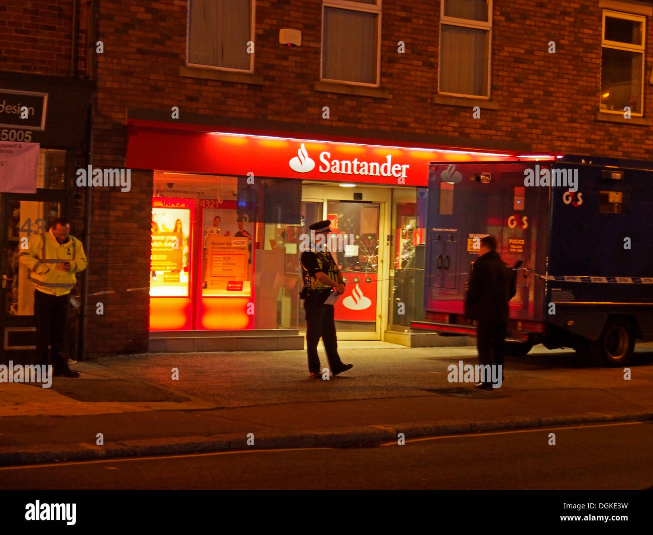 Leyland, Lancashire, UK. 22. Oktober 2013. Polizei- und G4S van außen Santander Bank auf Hough Lane, Leyland heute Abend. Bildnachweis: Sue Burton/Alamy Live-Nachrichten Stockfoto