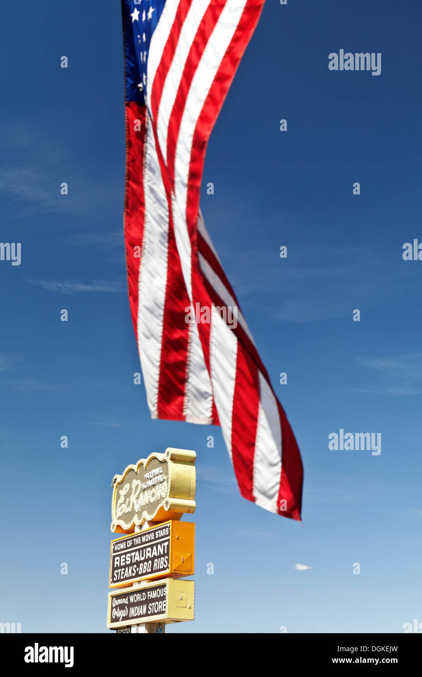 Die amerikanische Flagge und ein Plakat anmelden Gallup in New Mexico. Stockfoto