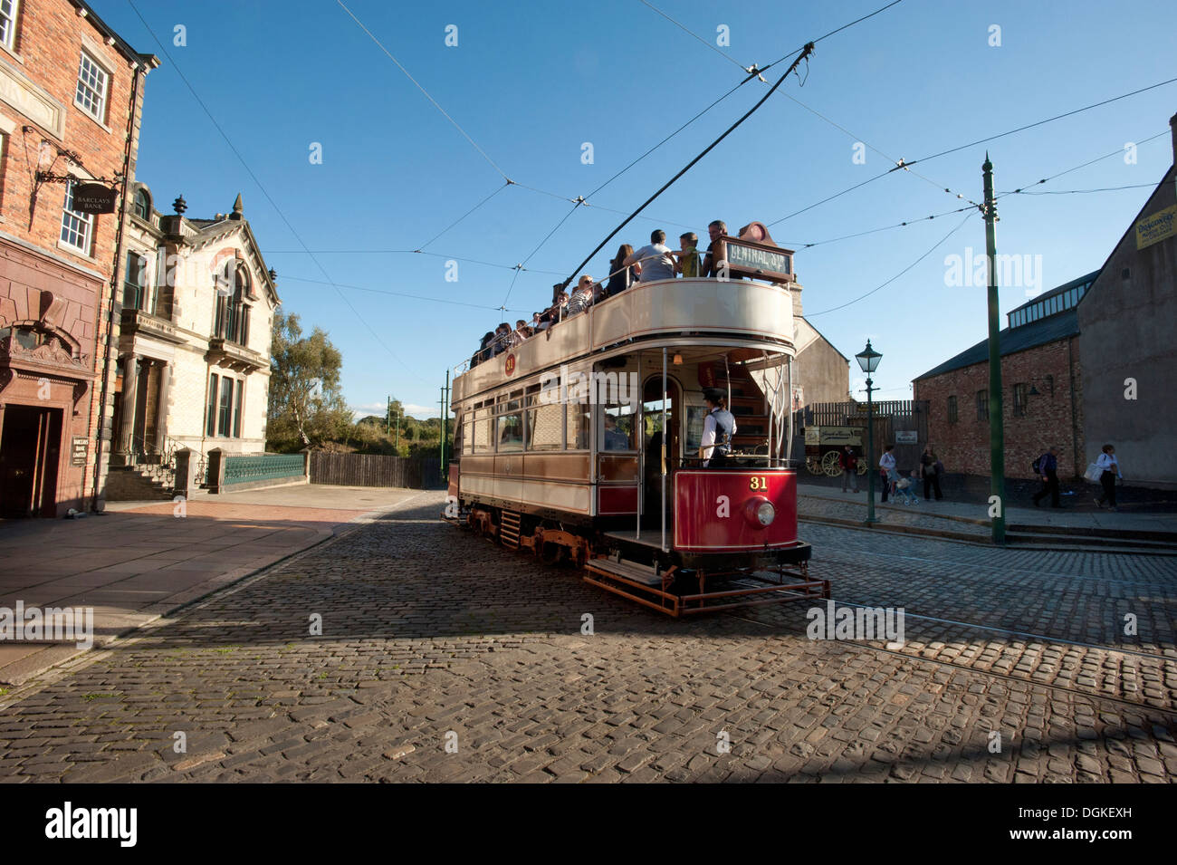 Oldtimer Straßenbahn mit Passagieren im Museum unter freiem Himmel. Stockfoto