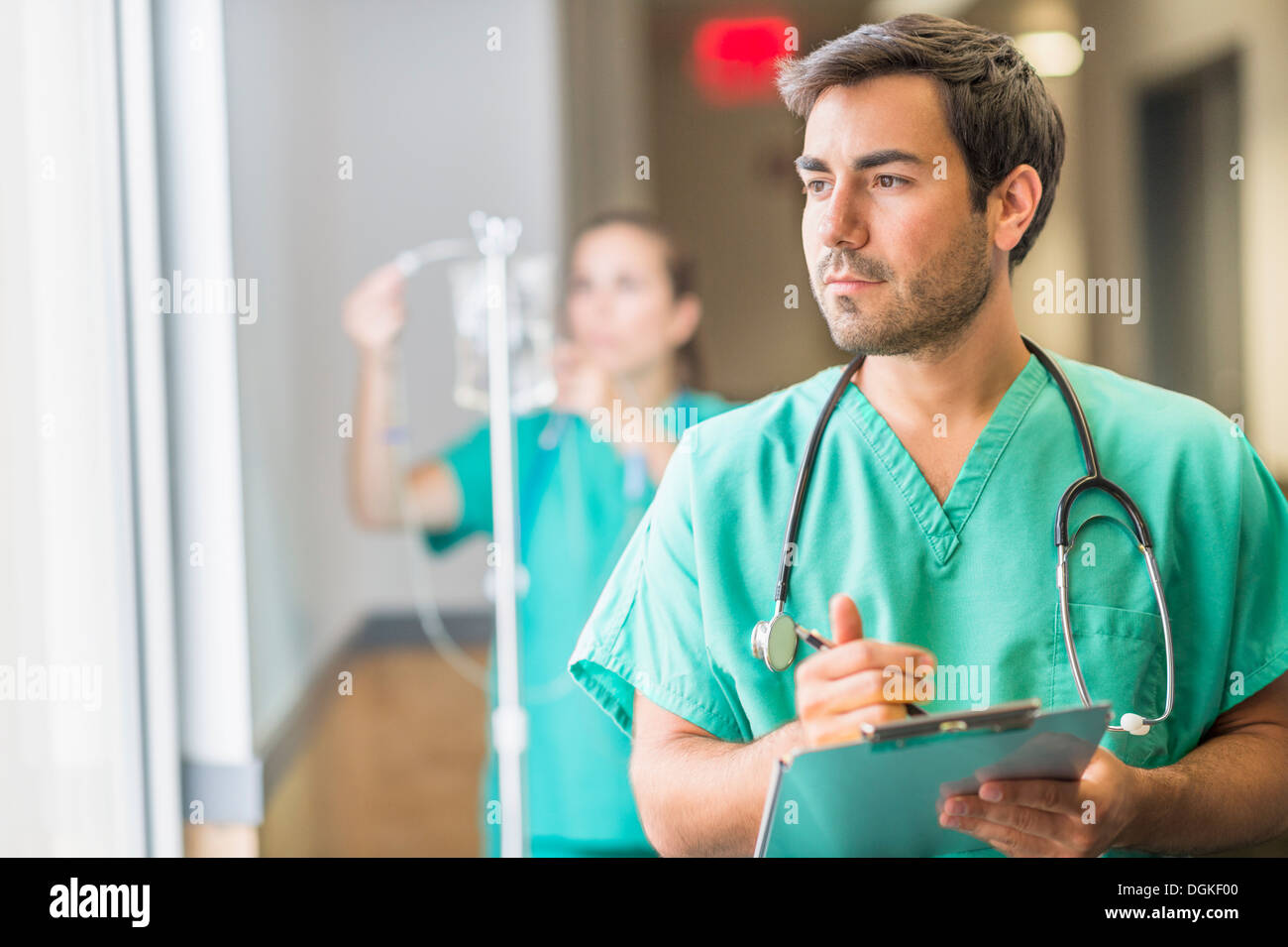 Männlichen Arzt im Krankenhaus-Flur Stockfoto