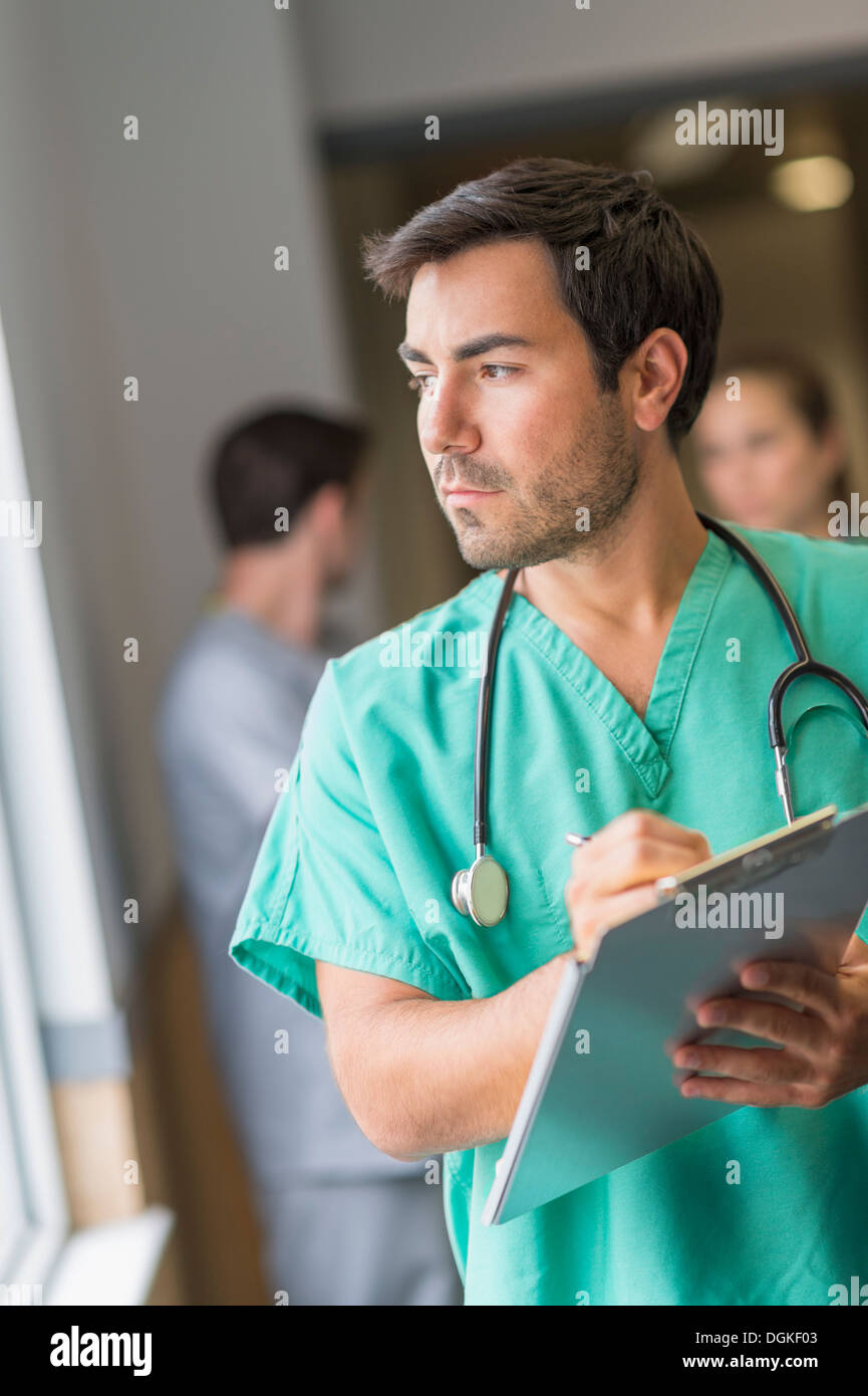 Männlichen Arzt im Krankenhaus-Flur Stockfoto