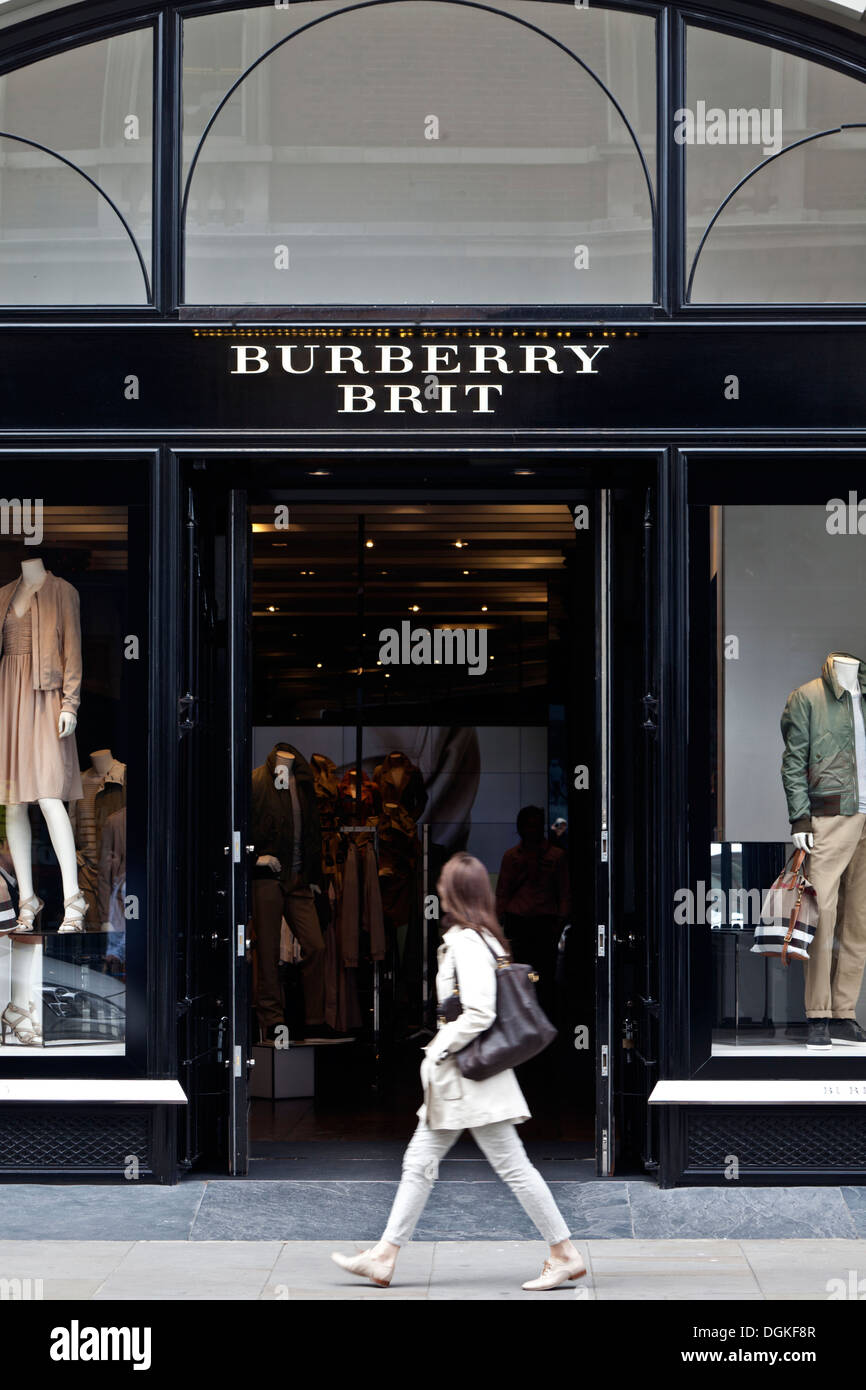 Eine Frau geht durch die Burberry Brit-Shop in Covent Garden. Stockfoto
