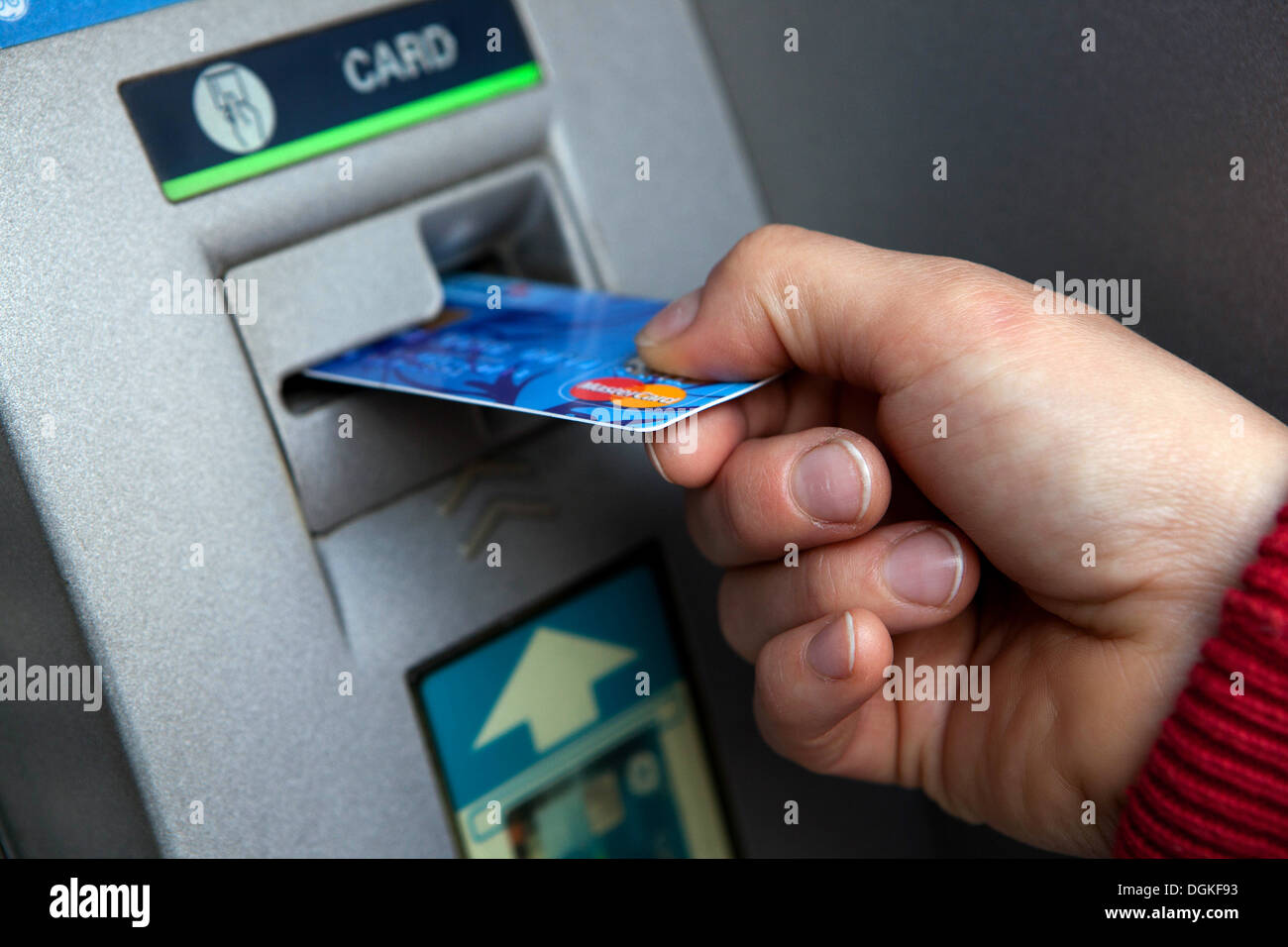 Legen Sie die Kreditkarte in einen Geldautomaten ein Stockfoto