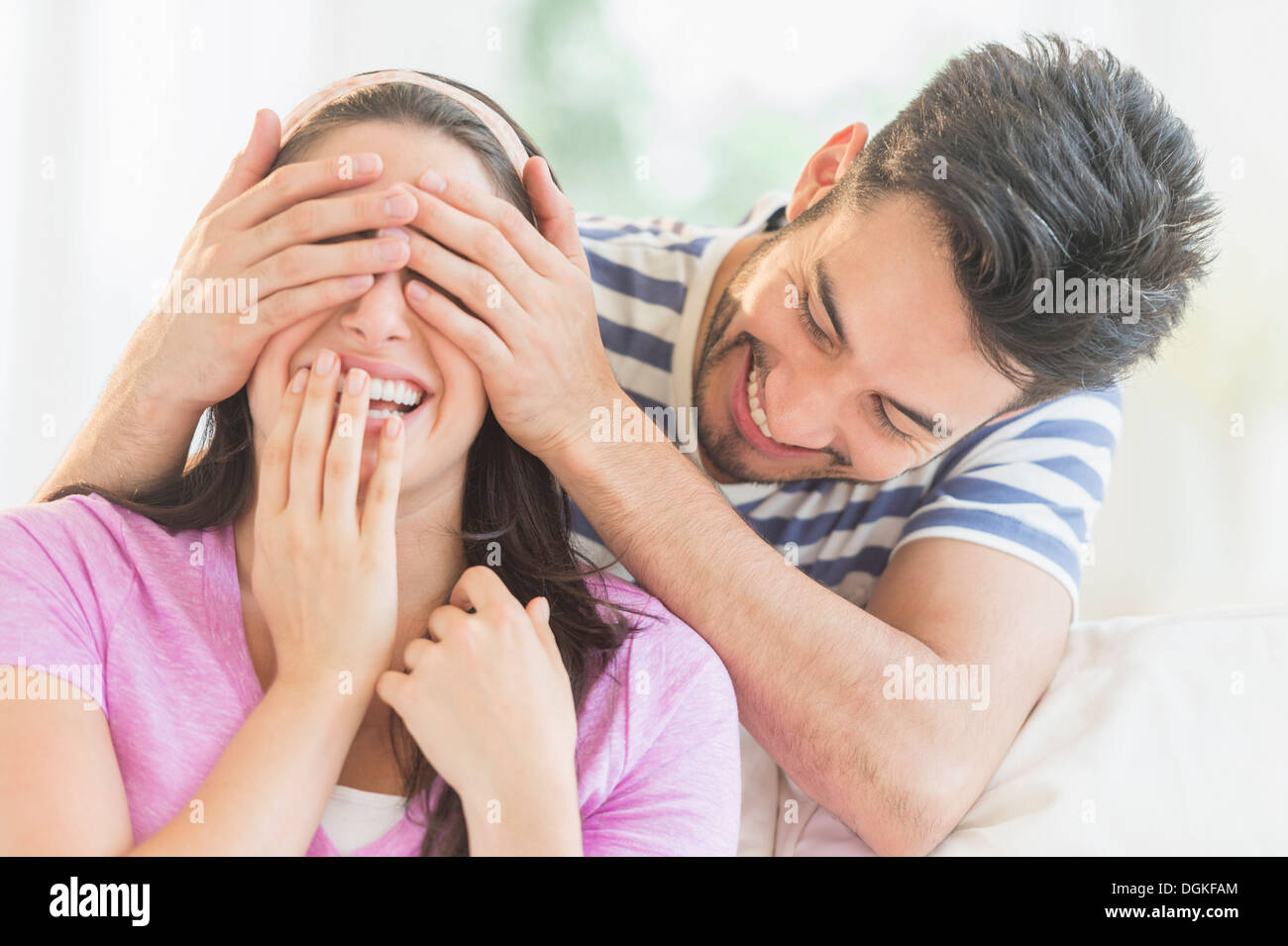 Mann Bedeckung Frau Augen mit den Händen Stockfoto