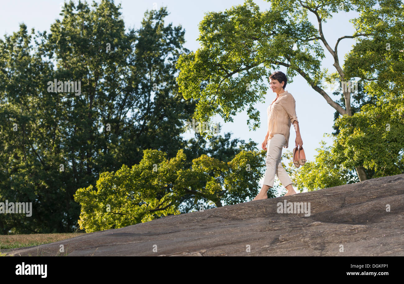 Reife Frau zu Fuß auf Felsen Stockfoto