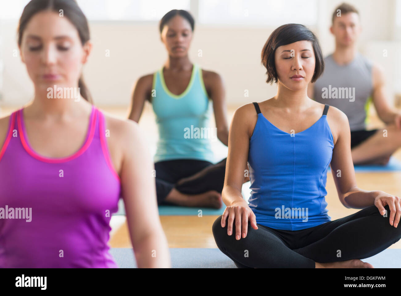 Leute Ausbildung Yoga im Fitness-Studio Stockfoto