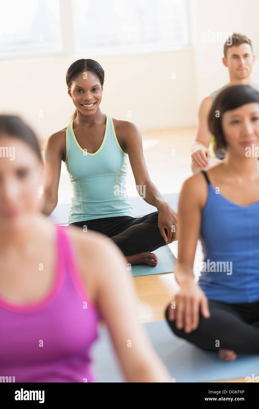 Leute Ausbildung Yoga im Fitness-Studio Stockfoto