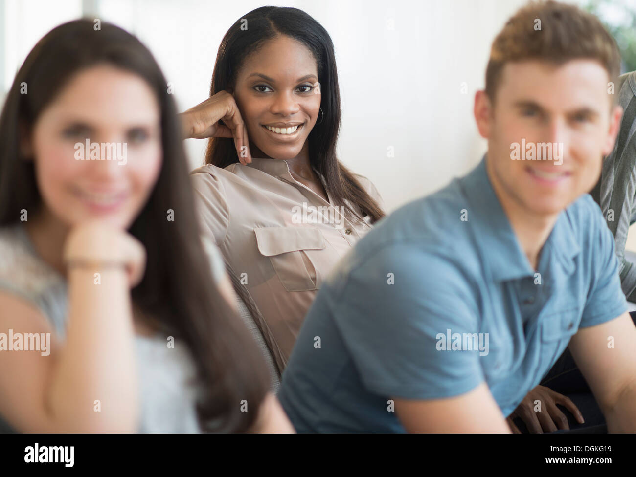 Freunde auf sofa Stockfoto