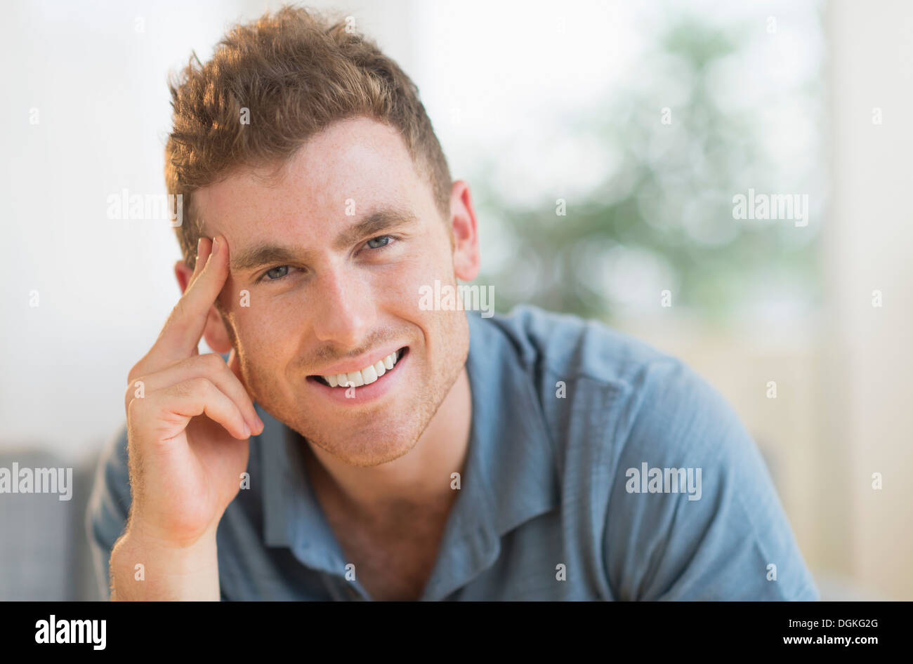 Porträt von lächelnden jungen Mann Stockfoto
