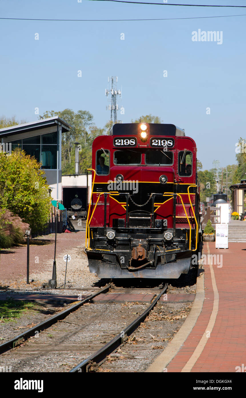 Diesellok ziehen Pasenger Wagen durch neue Hoffnung & Ivyland Railroad, historischen Bucks County, Pennsylvania. USA. Stockfoto