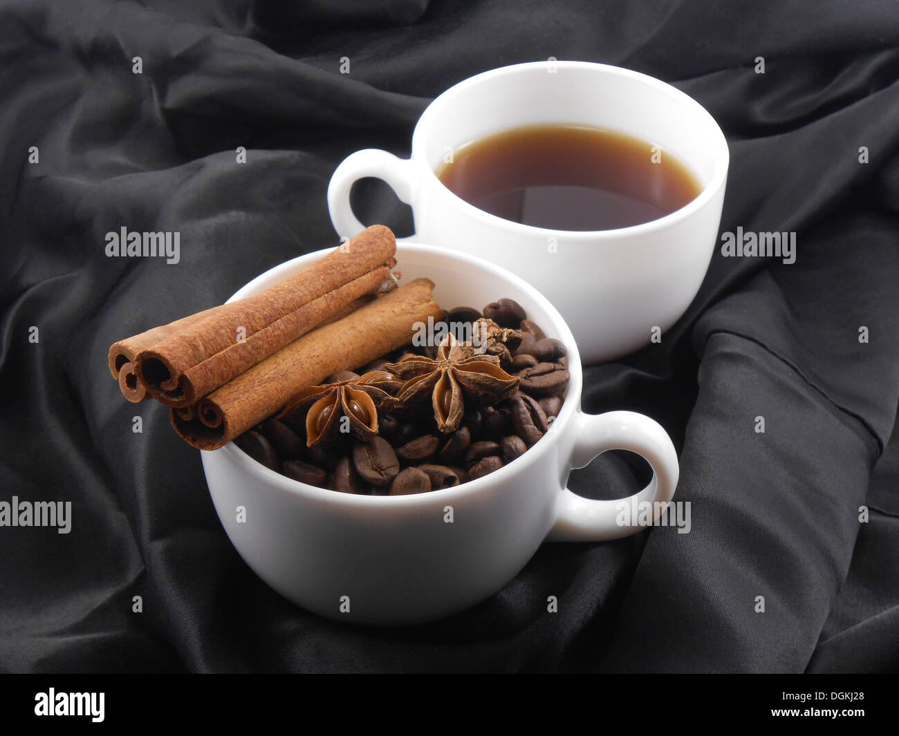 weiße Tasse Tee, Kaffee, Zimt und Sternanis Stockfoto