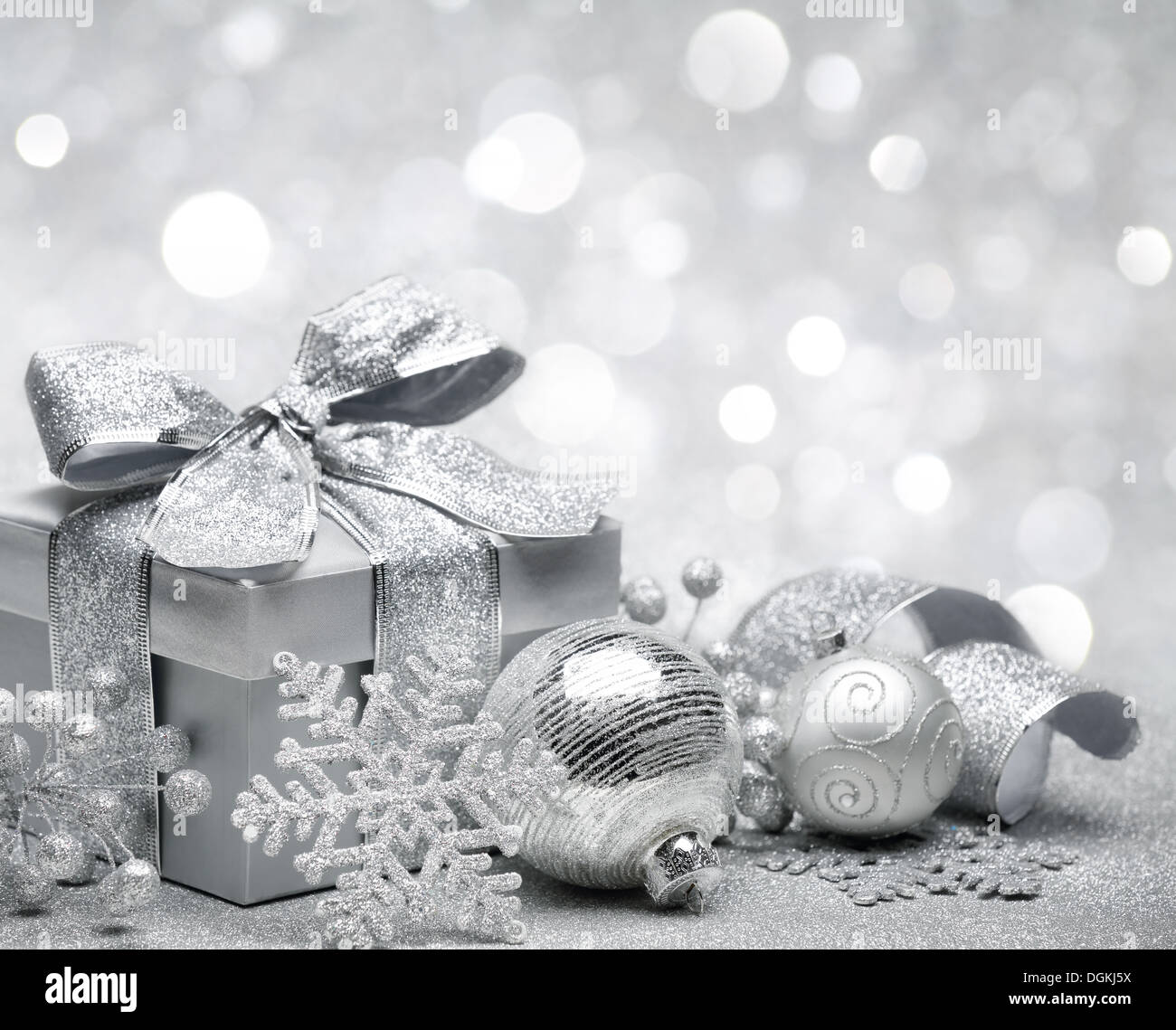 Weihnachtsgeschenk auf Silber Lichter Hintergrund Stockfoto