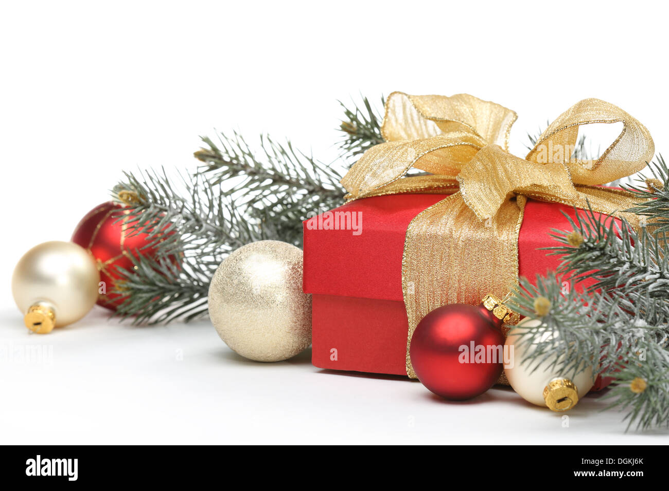 Weihnachtsgeschenke auf weißem Hintergrund dekoriert Stockfoto