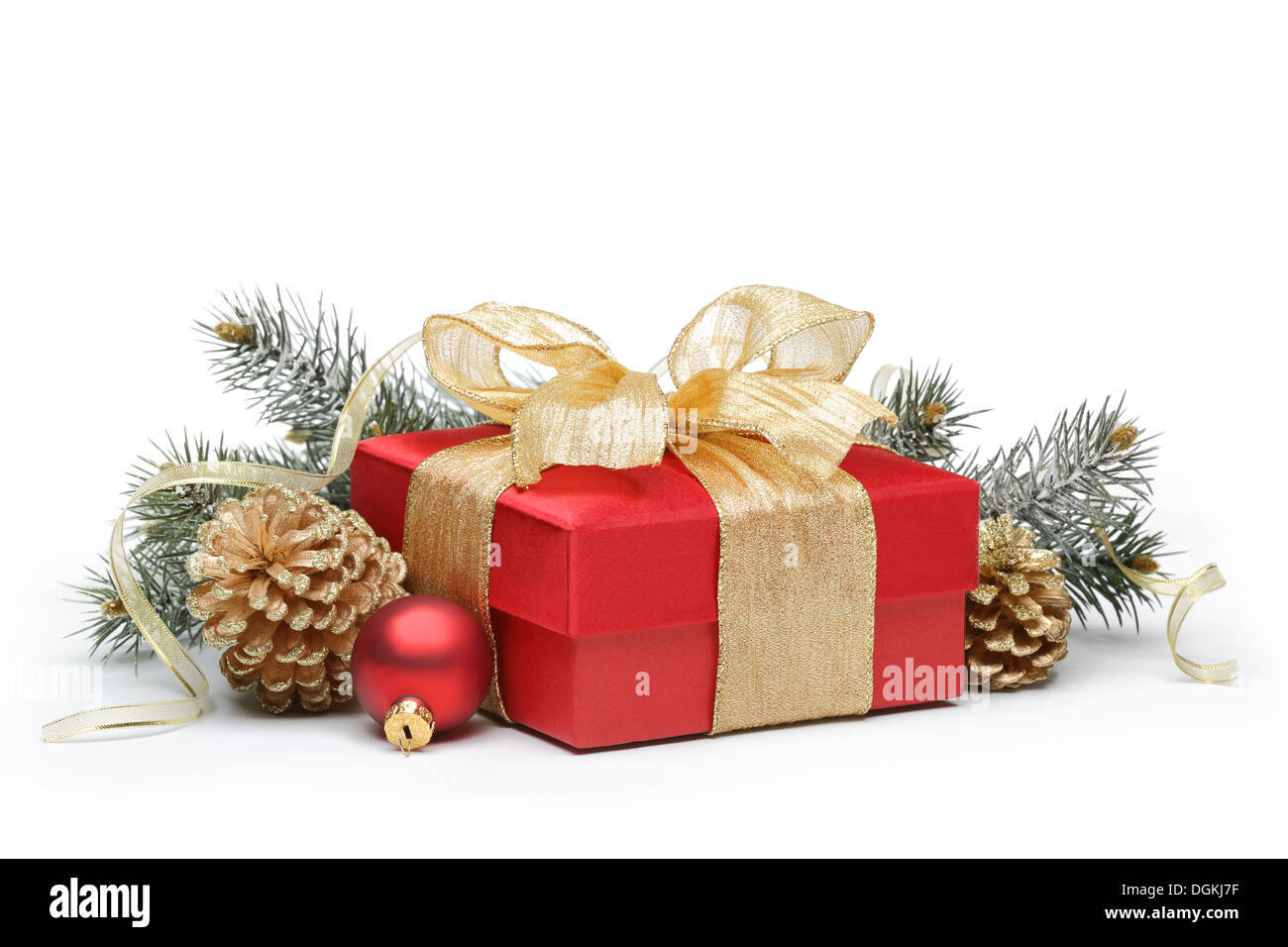 Weihnachtsgeschenke auf weißem Hintergrund dekoriert Stockfoto