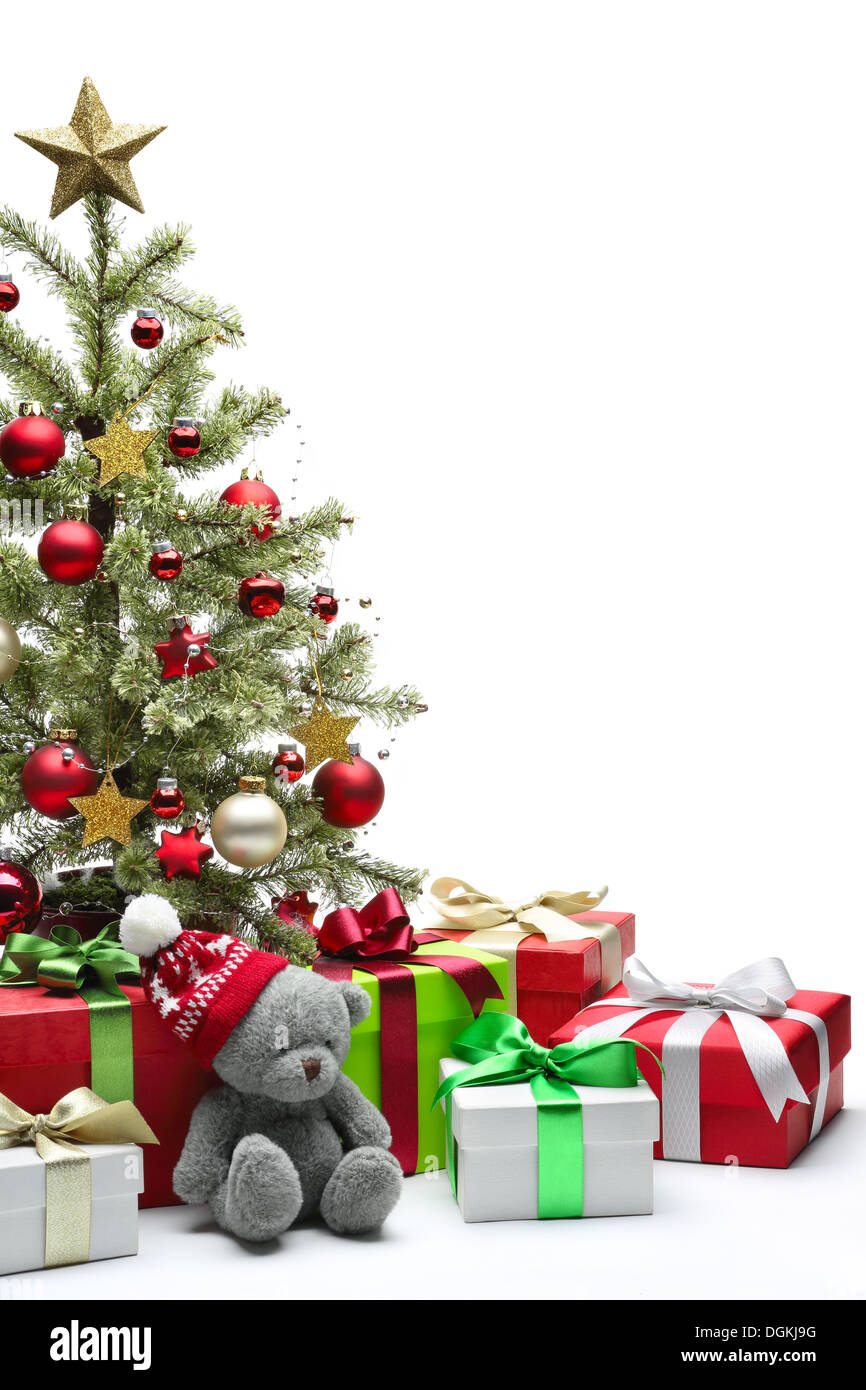 Dekorierten Weihnachtsbaum und Geschenke auf weißem Hintergrund Stockfoto