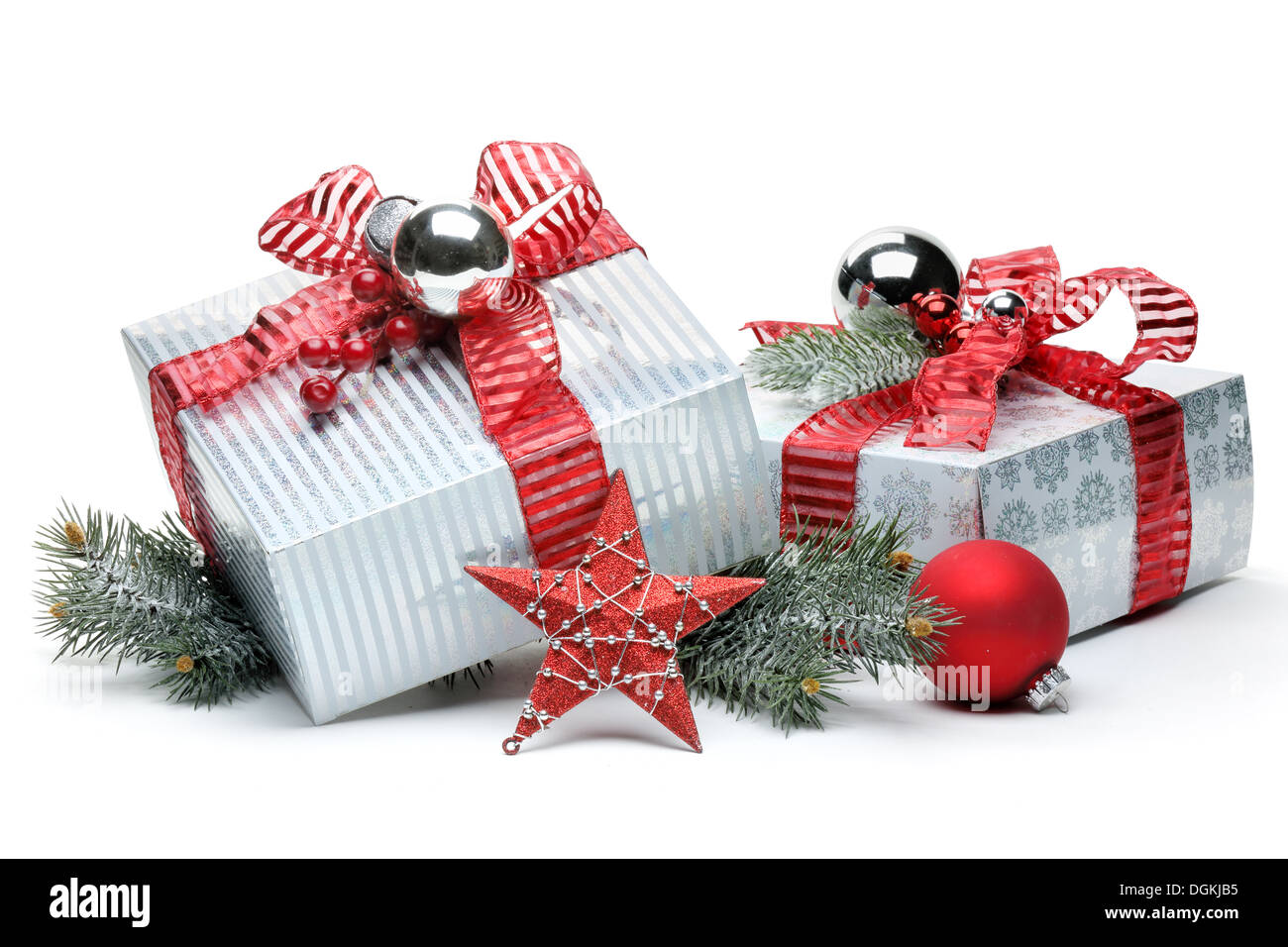 Weihnachtsgeschenke auf weißem Hintergrund Stockfoto