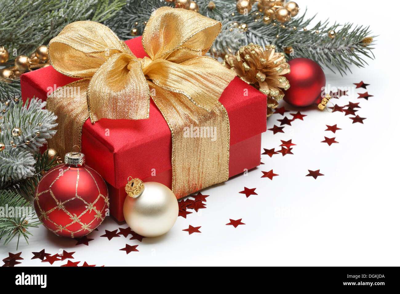 Weihnachtsgeschenke auf weißem Hintergrund dekoriert Stockfoto