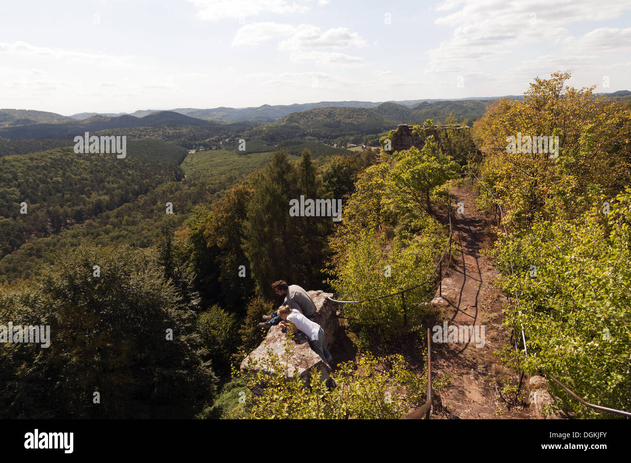 Elk213-1589 Frankreich, Elsass, Vogesen Regional Park, Schloss Falkenstein Ruine, mit Besuchern Stockfoto