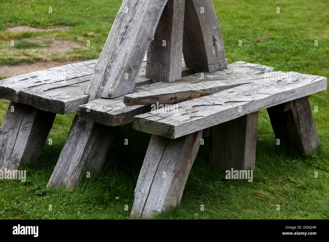 Holzbank parken, grob verarbeitete Holzsitze Stockfoto