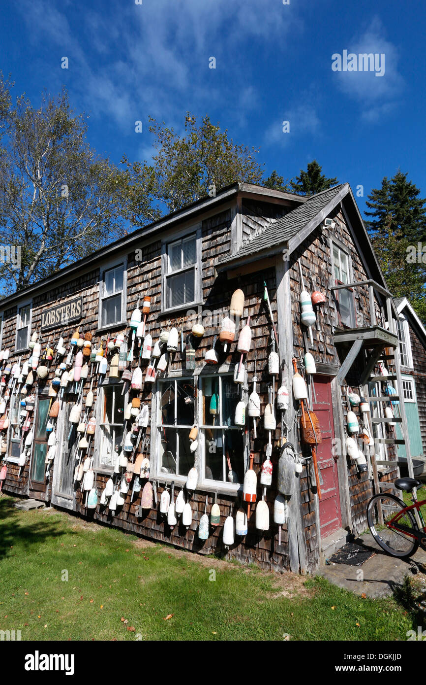 Hummerfalle Bojen auf ein altes Gebäude, Pemaquid, Maine Stockfoto