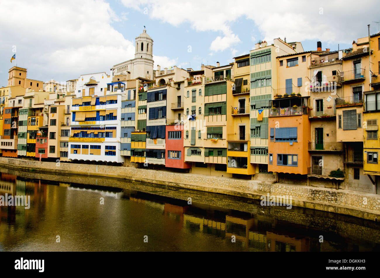 Spanien, Katalonien, Girona, Häuser mit Blick auf Fluss Stockfoto