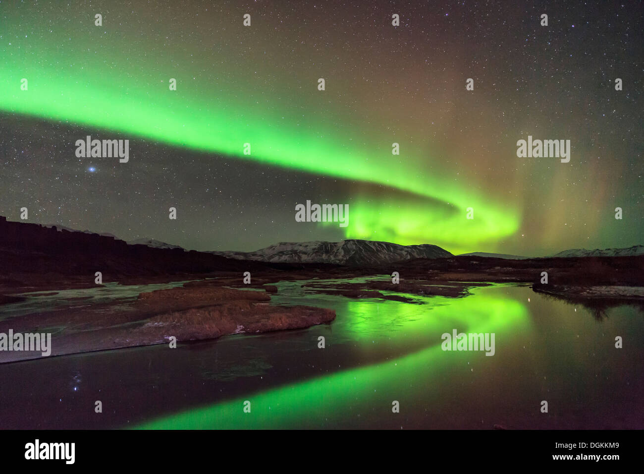 Aurora Borealis über See Thingvallavatn in Thingvellir Nationalpark in Island. Stockfoto