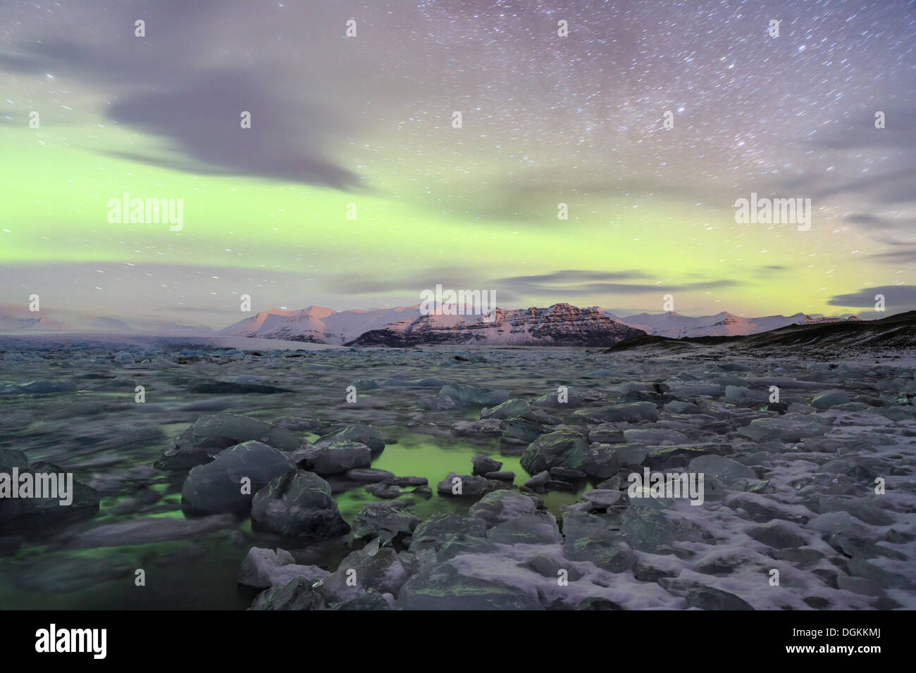 Aurora Borealis über die Gletscherlagune Jökulsárlón in Island. Stockfoto