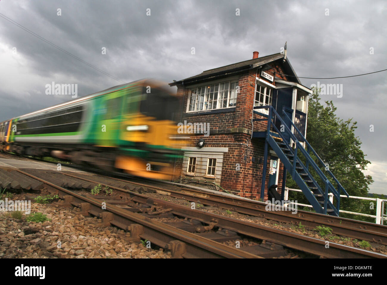 Rasenden Zug ein Bahnübergang auf der Durchreise. Stockfoto