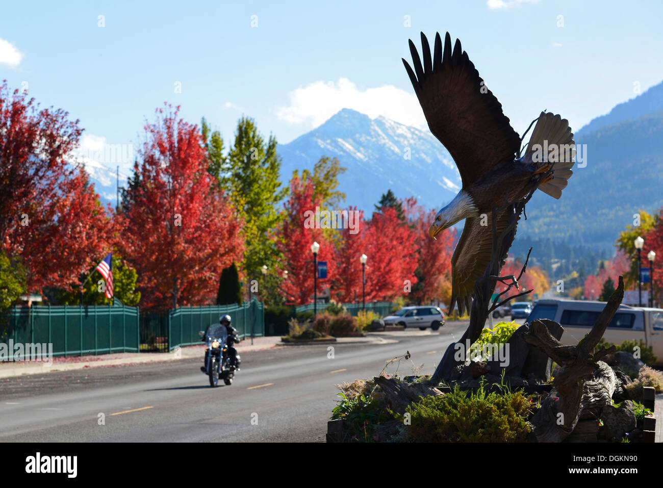 "Geist von Joseph" Weißkopf-Seeadler Sculpure von Steve Parks auf der Main Street in Joseph, Oregon. Stockfoto