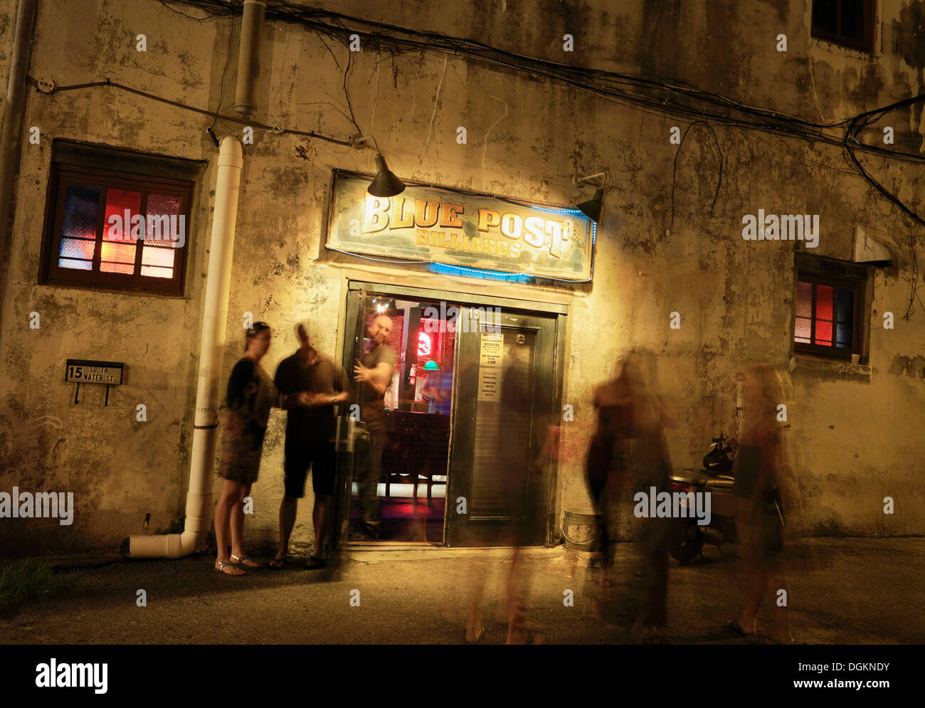 Wilmington, North Carolina, North Carolina. Menschen, die genießen Nachtleben außerhalb der Blue Post-Bar in der Nacht. Stockfoto