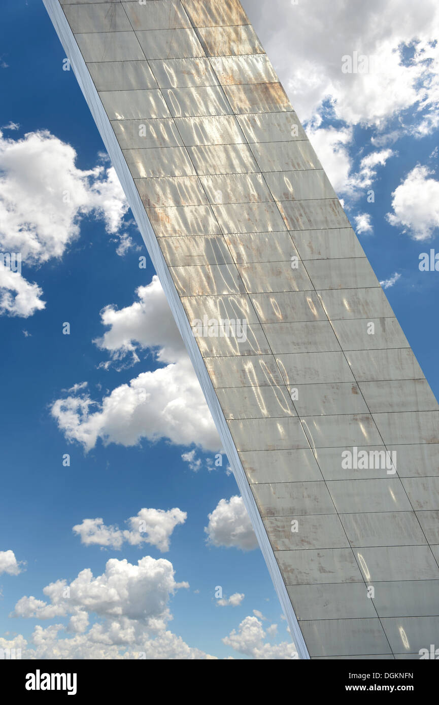 Detail des Saint Louis Arch mit Wolken im Hintergrund Stockfoto