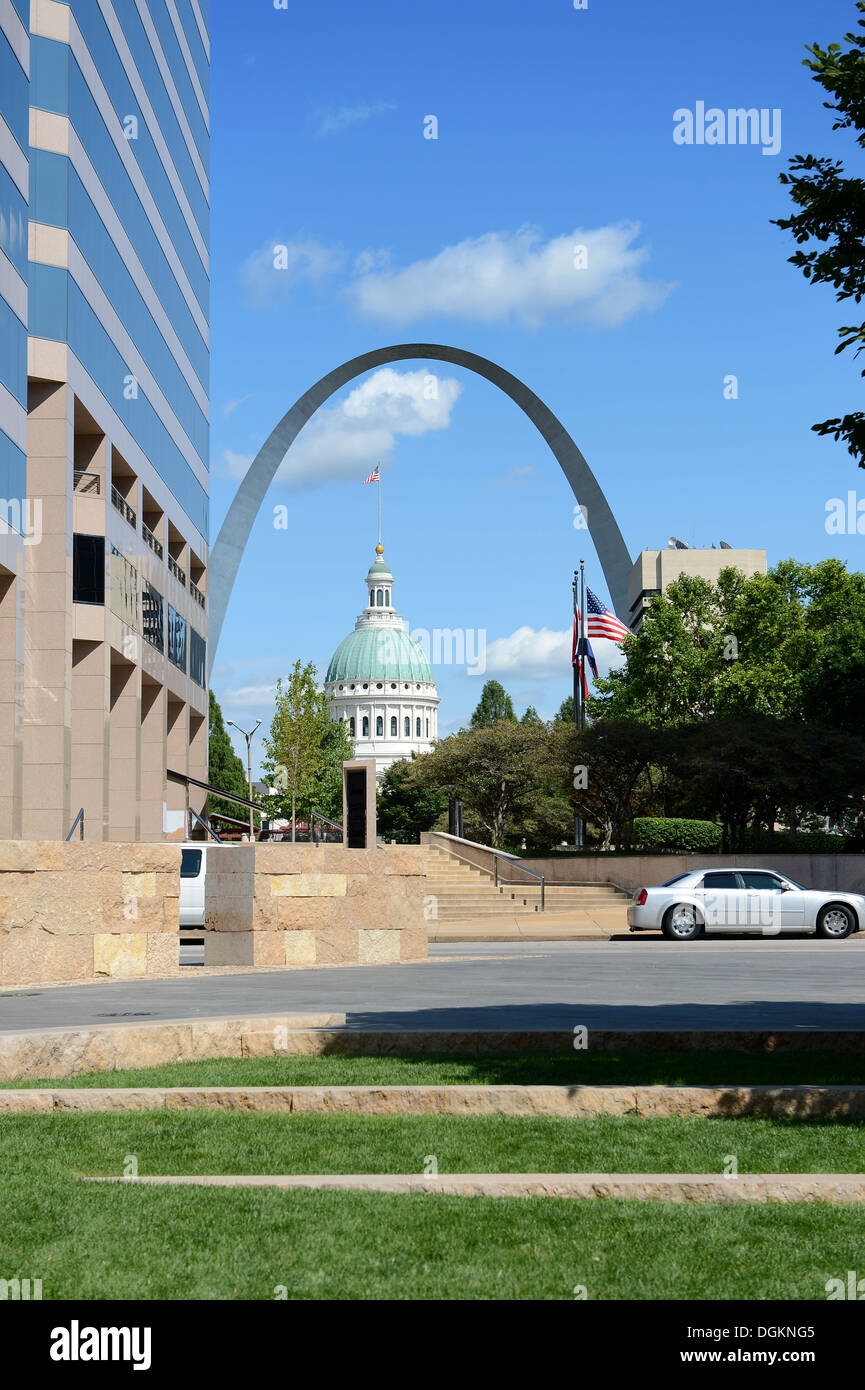 Die Innenstadt von Saint Louis mit Blick auf den Bogen und das Old Courthouse Stockfoto