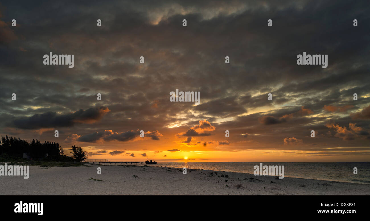 Der Strand bei Sonnenuntergang auf Boca Grande ist eine kleine Wohnanlage auf Gasparilla Island im Südwesten von Florida. Stockfoto