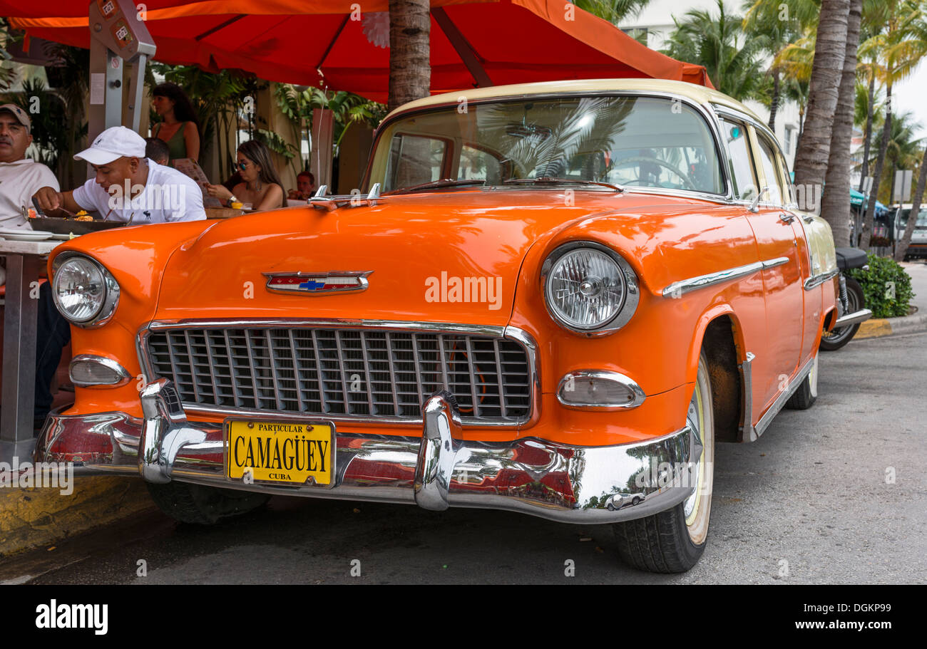 Ein altes orangenes Auto geparkt am Ocean Drive in Miami South Beach Bereich. Stockfoto