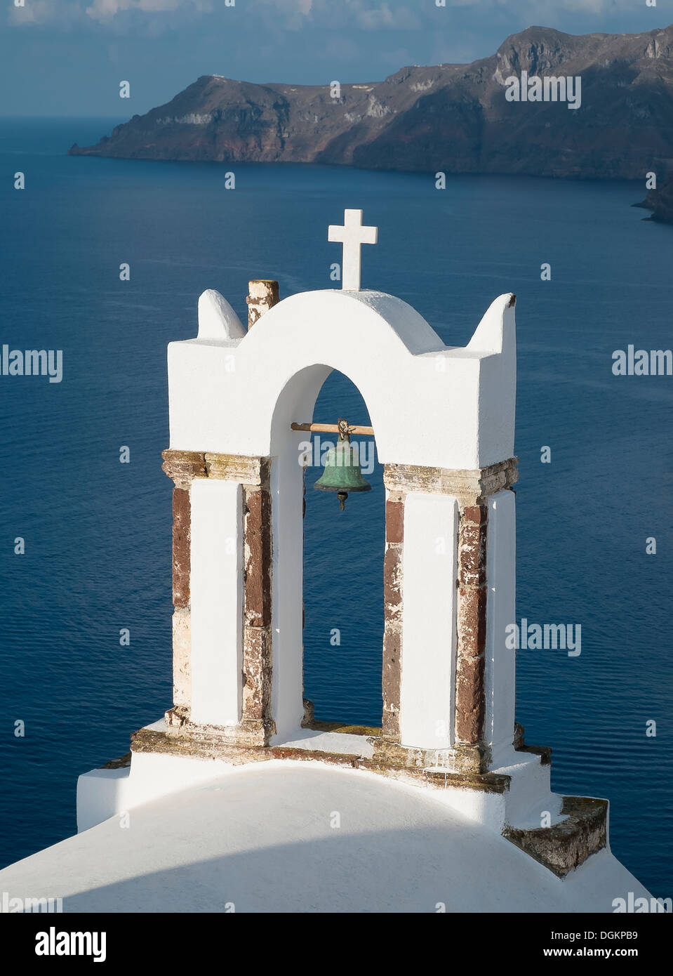 Ein Kirchturm mit Blick auf die Caldera in Santorini. Stockfoto