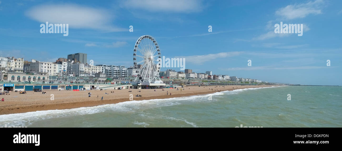 Panorama-Bild von Brighton Beach an einem sonnigen Tag. Stockfoto