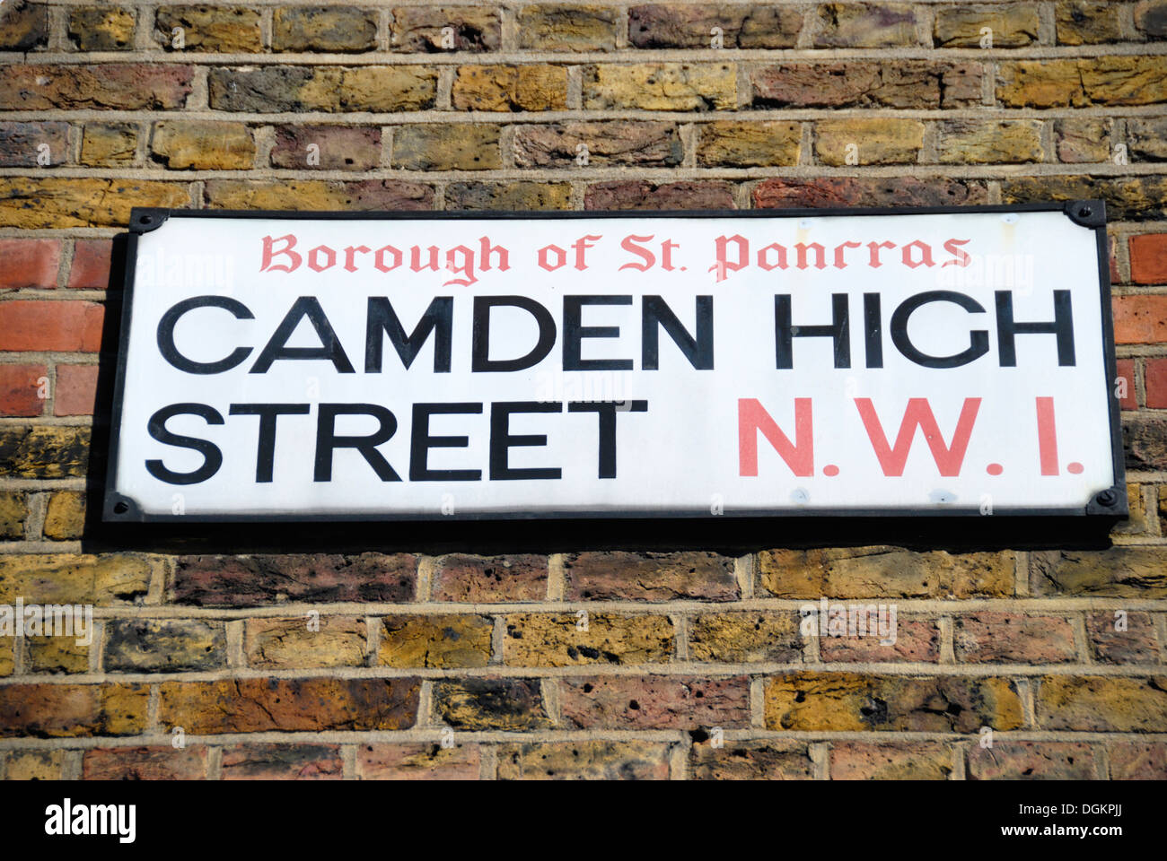 Camden High Street NW1 Straßenschild an der Wand. Stockfoto