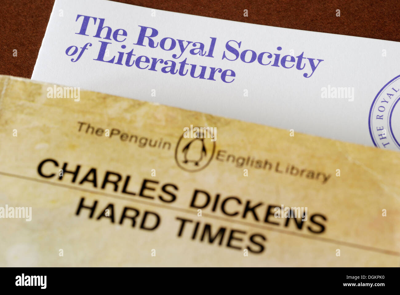 Royal Society of Literature Broschüre und Charles Dickens Roman. Stockfoto