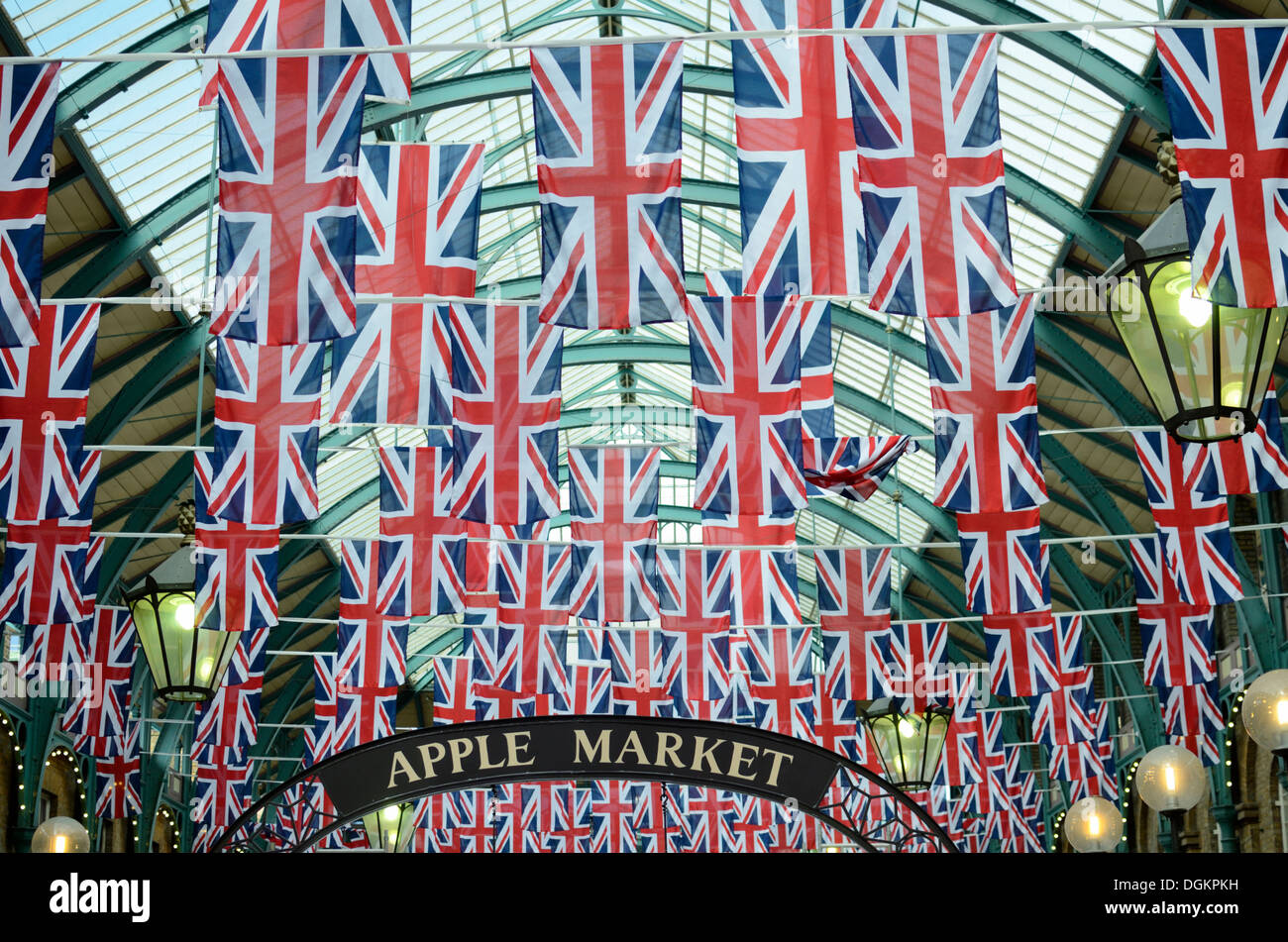 Union Jack-Flaggen in das ehemalige Gebäude der Covent Garden Market. Stockfoto