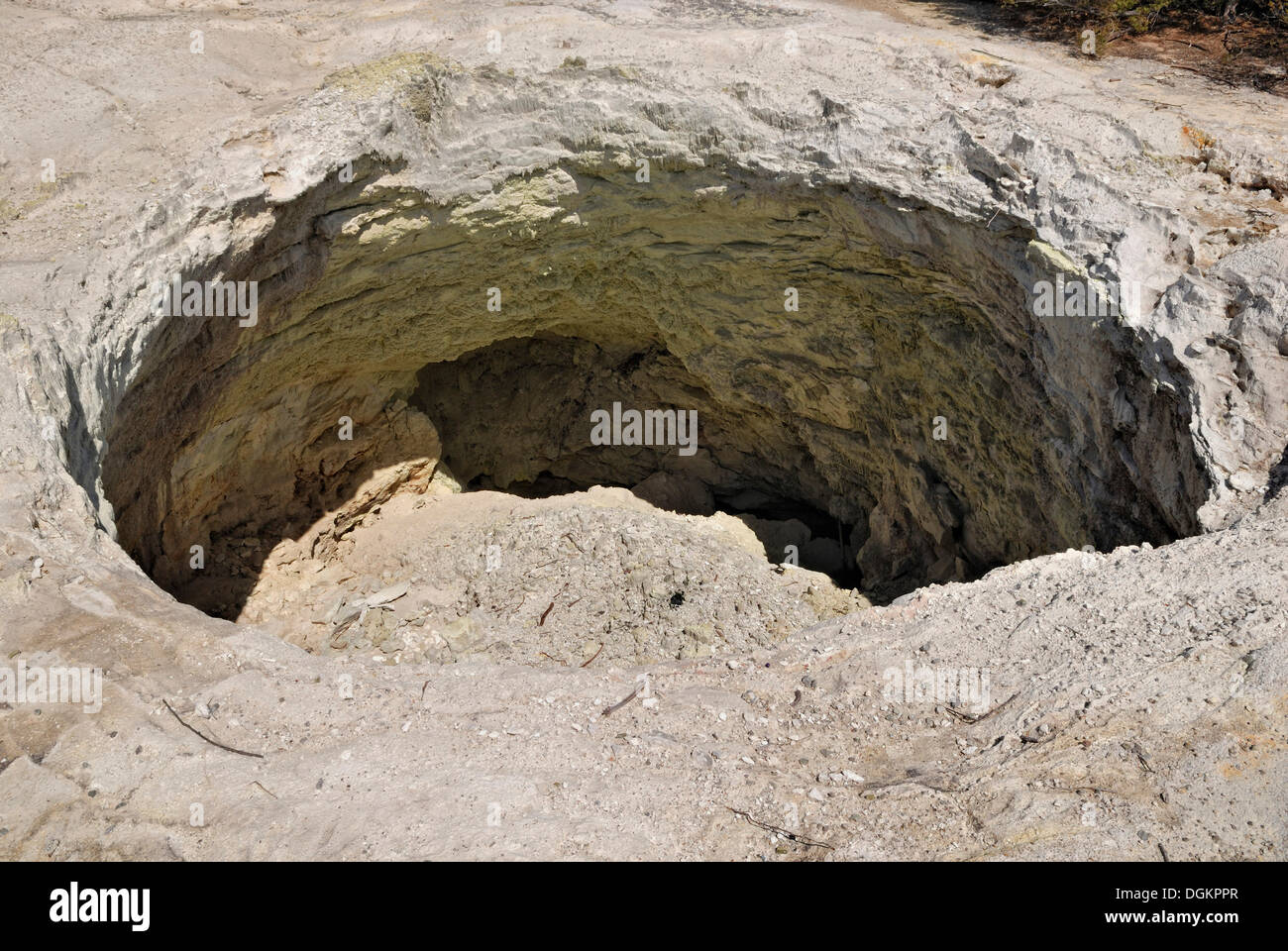 Des Teufels Haus, Wai-O-Tapu Thermal Wonderland, Rotorua, Nordinsel, Neuseeland Stockfoto
