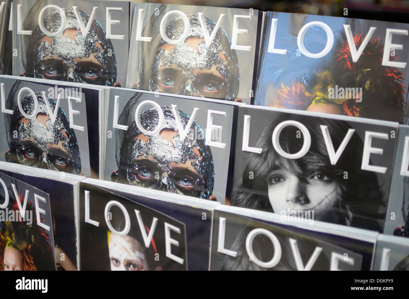 Kopien der Liebe Mode-Magazin in einem Zeitungsladen Fenster. Stockfoto