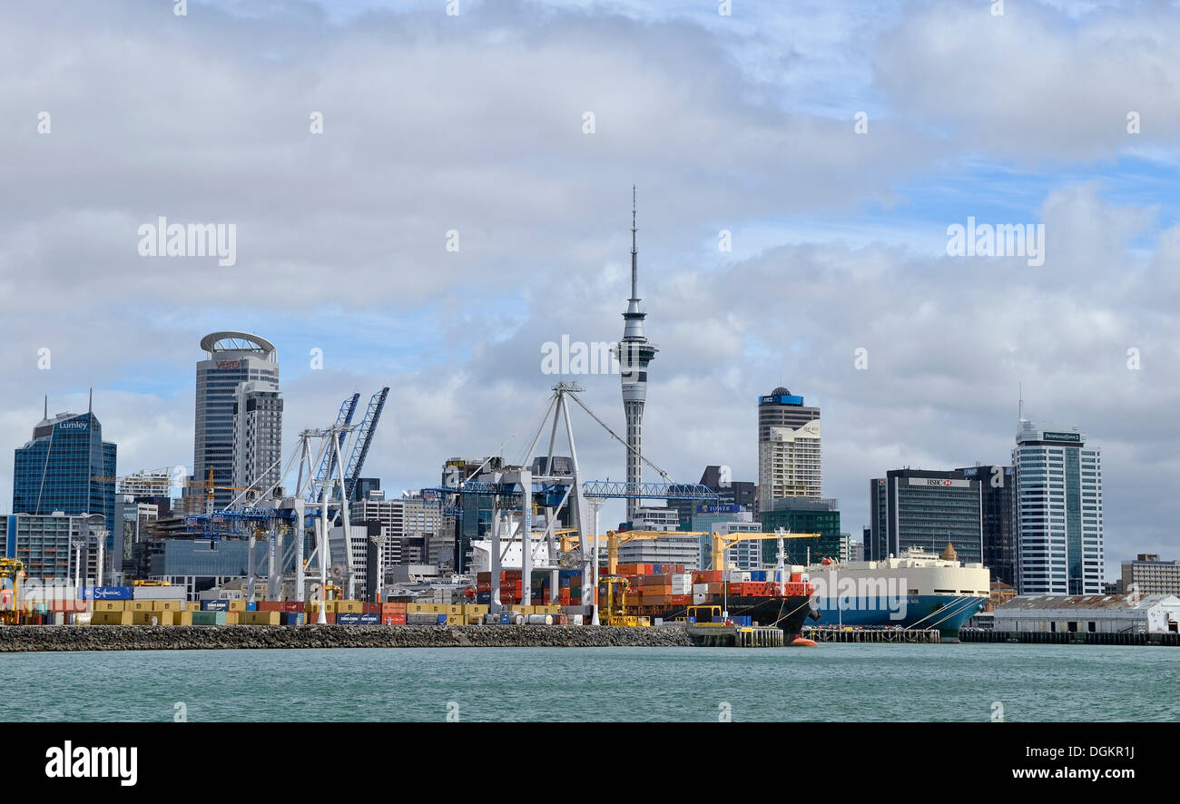 Skyline mit einem Containerhafen, Auckland City, North Island, Neuseeland Stockfoto